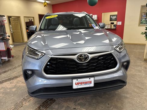 Used 2021 Toyota Highlander XLE image 2