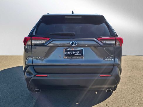 Used 2022 Toyota RAV4 XLE image 4