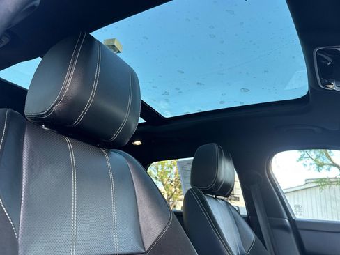 Used 2018 Land Rover Range Rover Velar R-Dynamic SE image 25