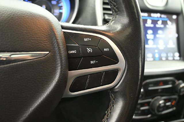Used 2020 Chrysler 300 Limited RWD image 7