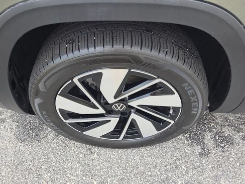 Used 2025 Volkswagen Atlas SE FWD image 19