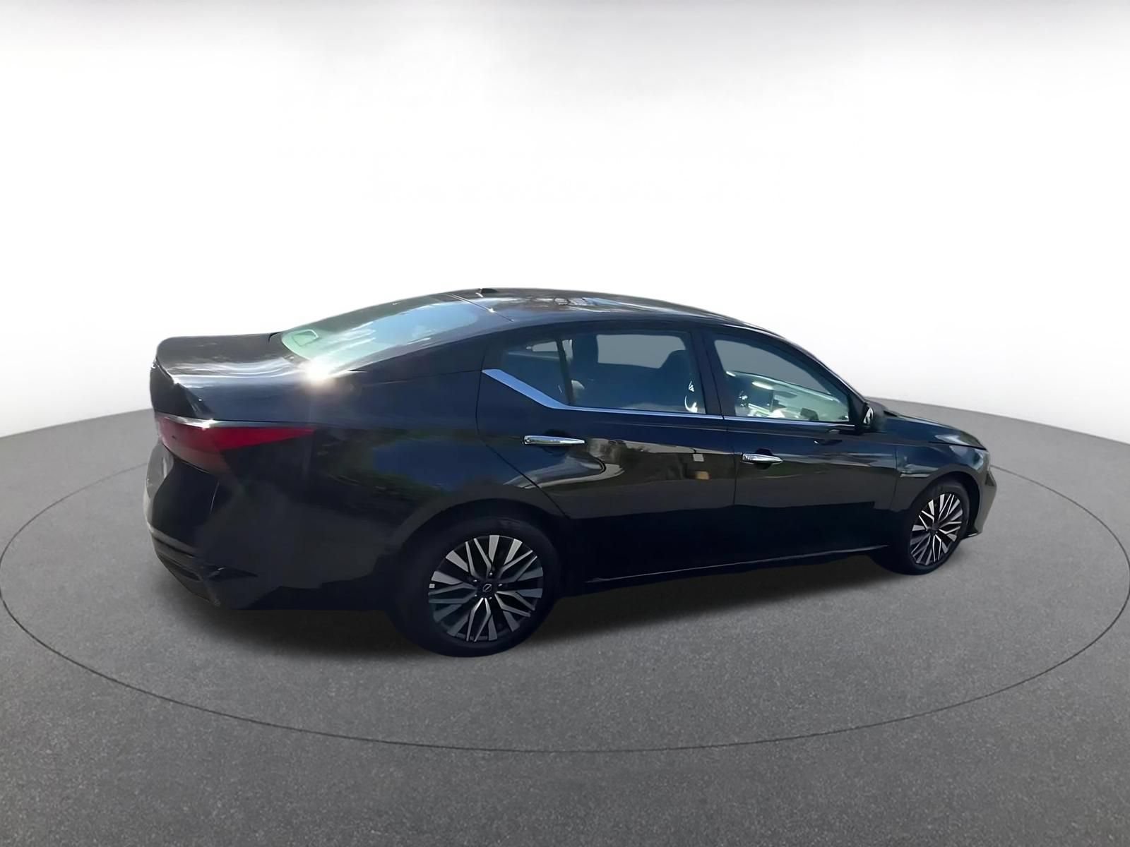 Used 2025 Nissan Altima 2.5 SV FWD image 14