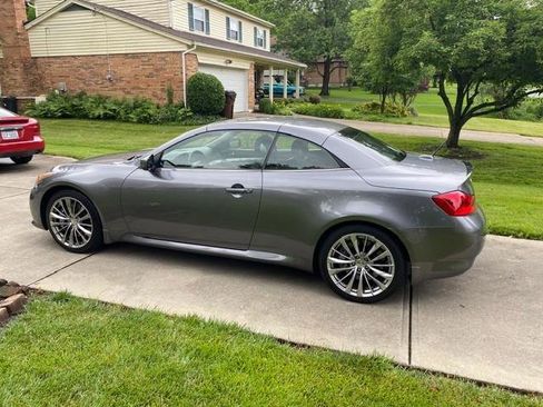 Used 2011 INFINITI G37 Convertible w/ Premium Pkg RWD image 2