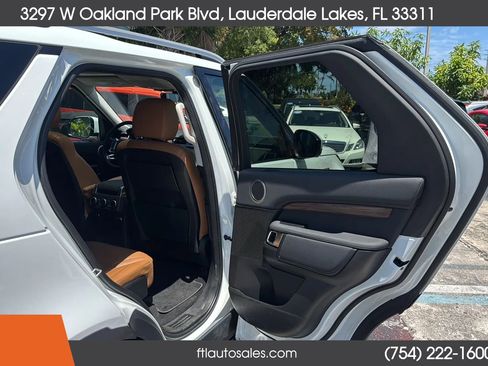 Used 2017 Land Rover Discovery HSE AWD/4WD image 38