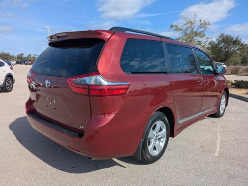 Used 2020 Toyota Sienna LE image 5