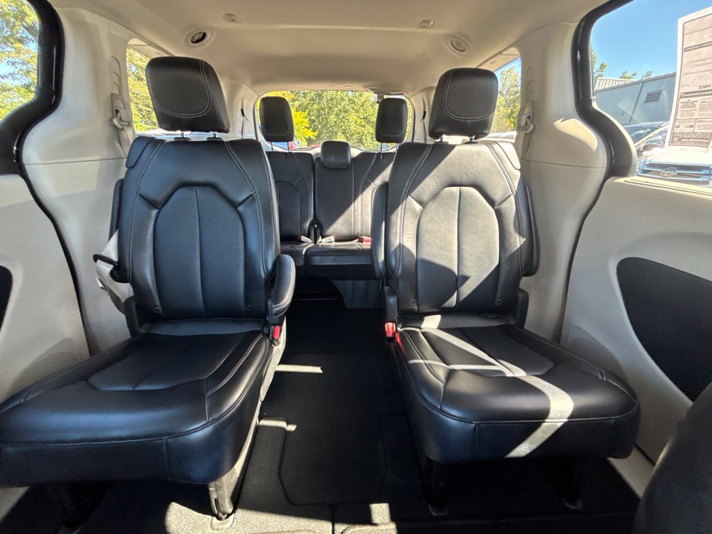 Used 2024 Chrysler Pacifica Touring-L FWD image 32