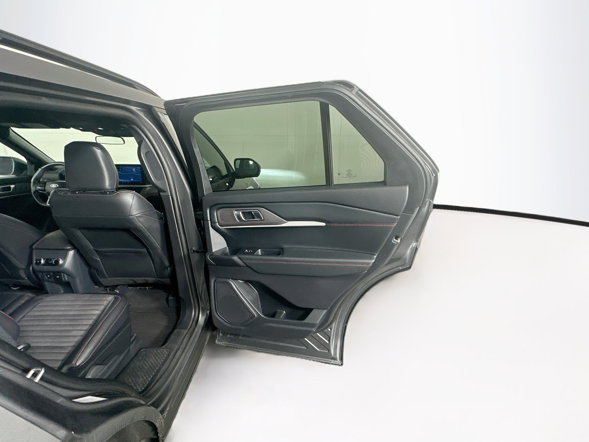 Used 2025 Ford Explorer ST-Line w/ ST-Line Street Pack AWD/4WD image 32