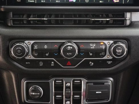 Used 2025 Jeep Wrangler Willys image 15