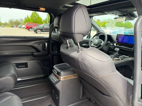 Used 2025 Toyota Sienna Platinum AWD/4WD image 33