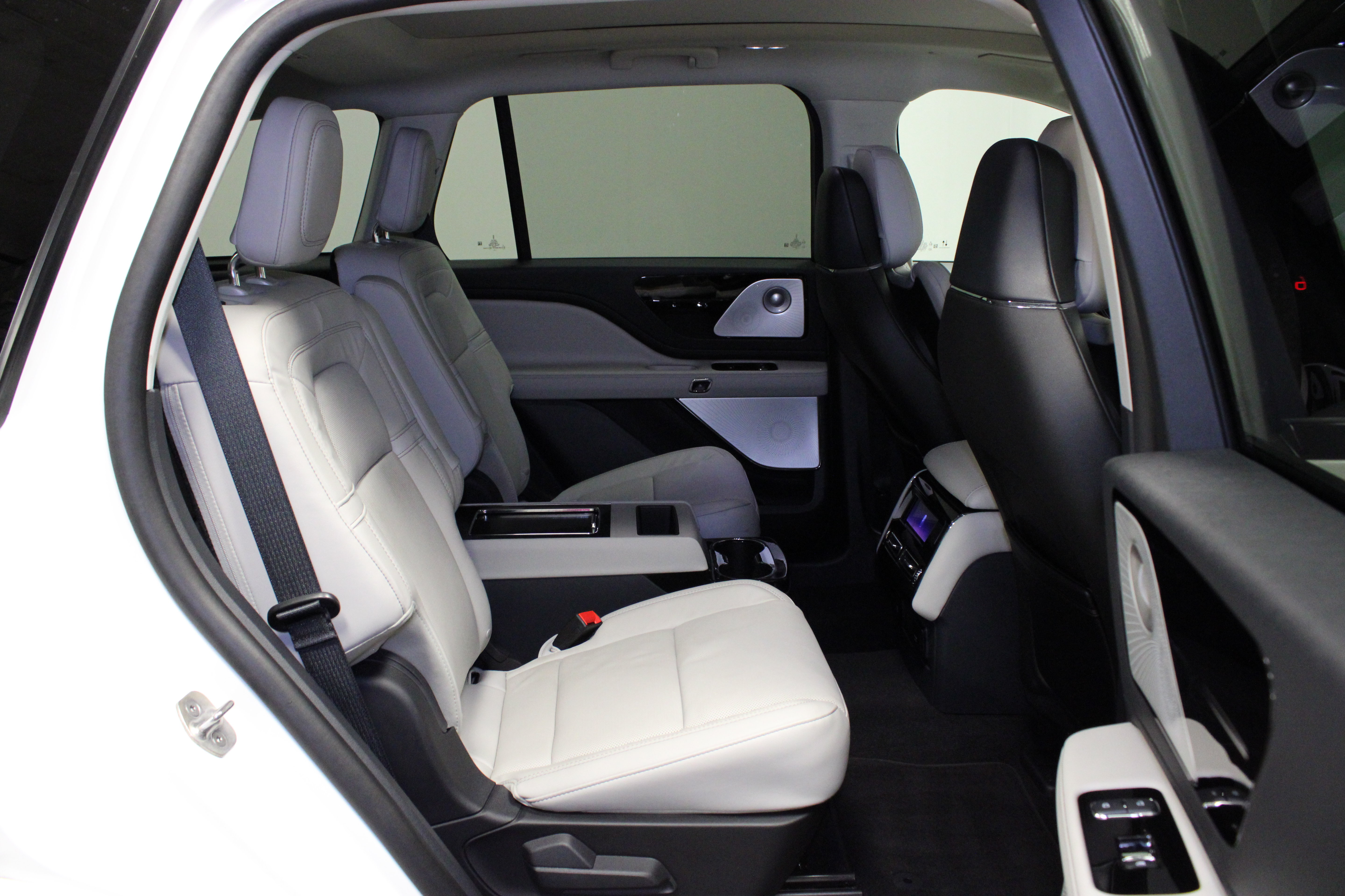 Used 2025 Lincoln Aviator Reserve w/ Luxury Package RWD image 19