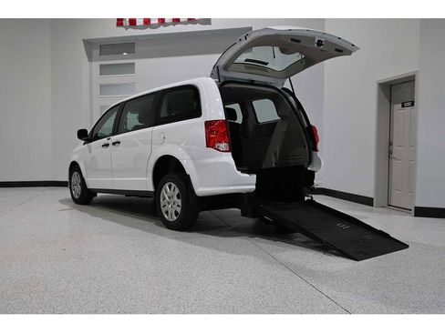 Used 2019 Dodge Grand Caravan image 2