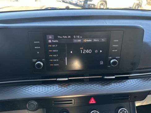 Used 2022 Kia Carnival LX image 16