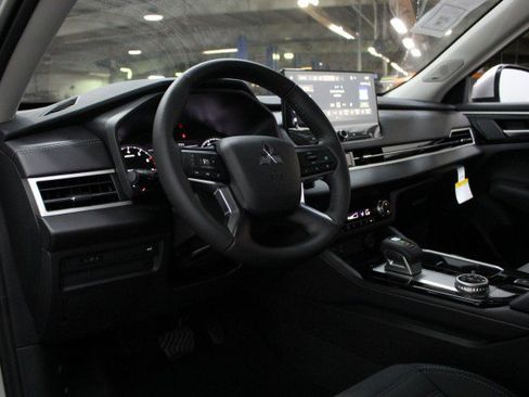 New 2025 Mitsubishi Outlander SE image 5