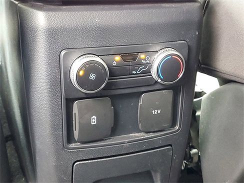 Used 2022 Ford Explorer XLT image 31