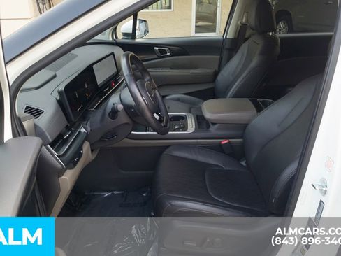 Used 2025 Kia Carnival FWD image 15
