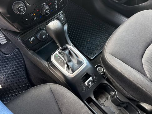Used 2023 Jeep Renegade Latitude AWD/4WD image 24