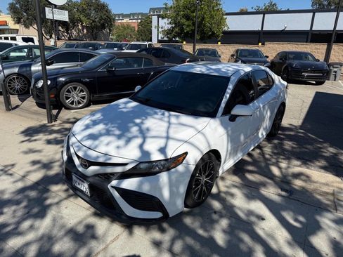 Used 2022 Toyota Camry SE image 12