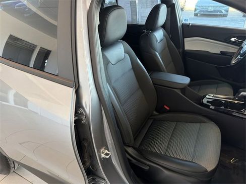 Certified 2025 Chevrolet Trax LT w/ LT Convenience Package image 18