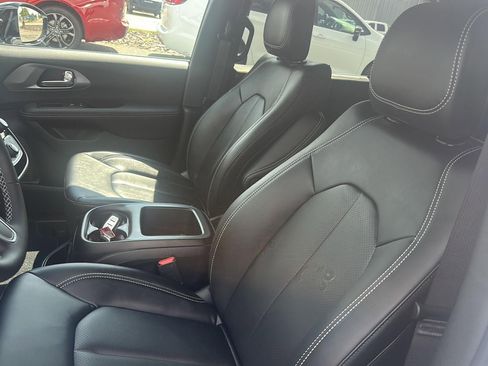 New 2026 Chrysler Voyager LX image 10