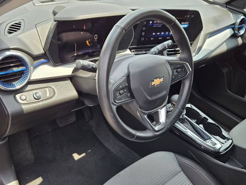Used 2025 Chevrolet Trax LT w/ LT Convenience Package FWD image 11