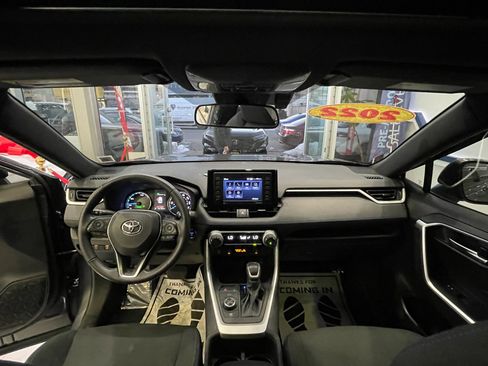 Used 2022 Toyota RAV4 SE w/ Convenience Package image 25