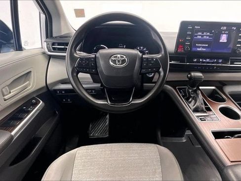 Used 2022 Toyota Sienna LE AWD/4WD image 4