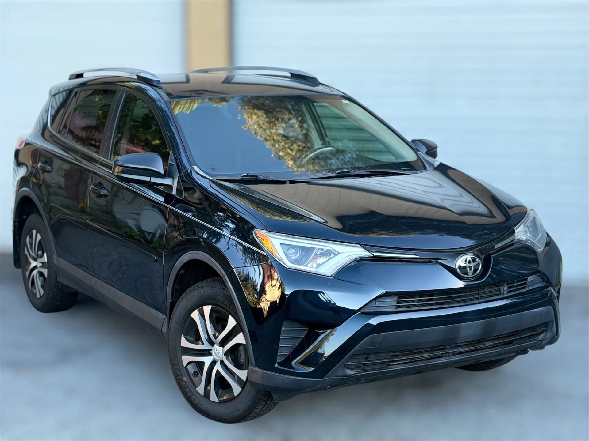 Used 2017 Toyota RAV4 LE FWD image 1