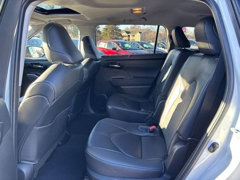 Used 2023 Toyota Highlander XLE image 16