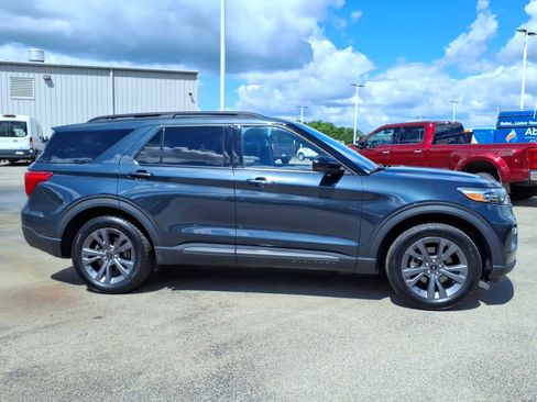 Used 2023 Ford Explorer XLT w/ Equipment Group 202A AWD/4WD image 2