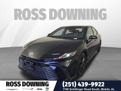 Used 2025 Toyota Camry SE FWD image 1