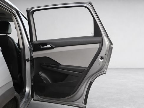 Used 2022 Volkswagen Taos SE w/ Panoramic Sunroof Package FWD image 13