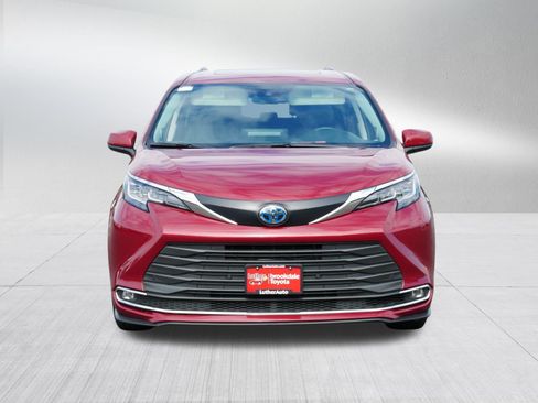 Certified 2022 Toyota Sienna XLE w/ XLE Plus Package FWD image 2