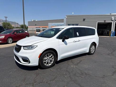 Used 2025 Chrysler Pacifica Select FWD image 15