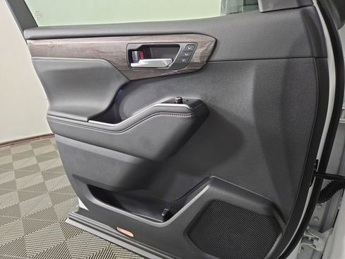 Used 2025 Toyota Highlander Platinum image 31