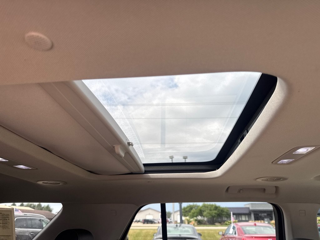 Used 2019 Chevrolet Traverse Premier w/ Driver Confidence II Package FWD image 18