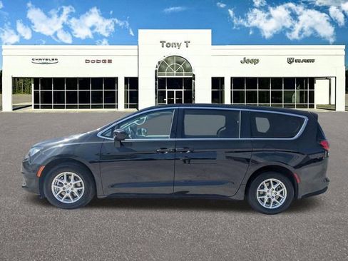Used 2021 Chrysler Voyager LX FWD image 3