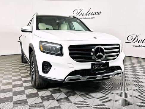 Used 2024 Mercedes-Benz GLB 250 4MATIC w/ Exclusive Package image 33
