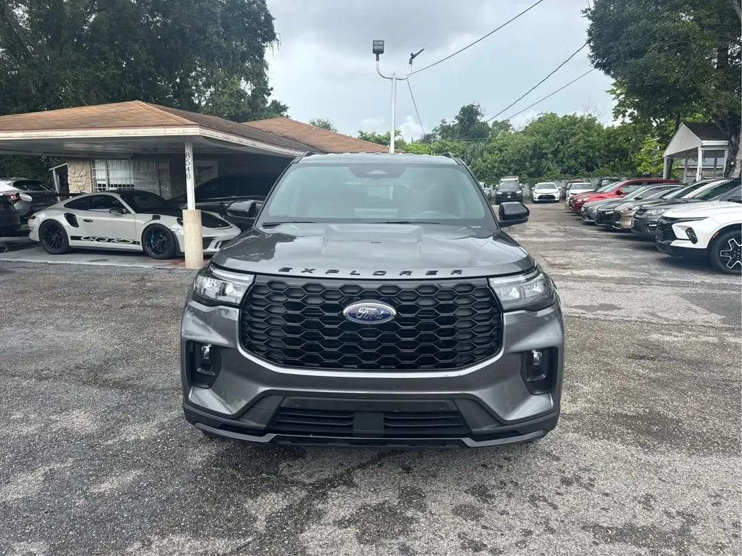 Used 2026 Ford Explorer ST-Line w/ ST-Line Street Pack RWD image 2