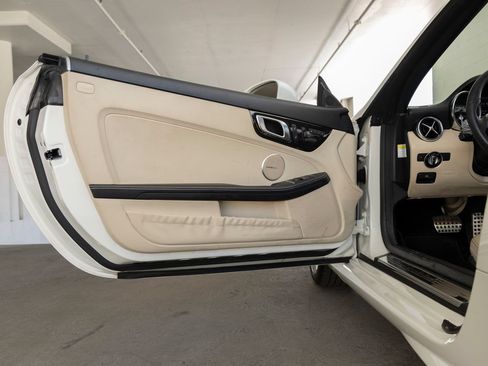 Used 2012 Mercedes-Benz SLK 250 image 12