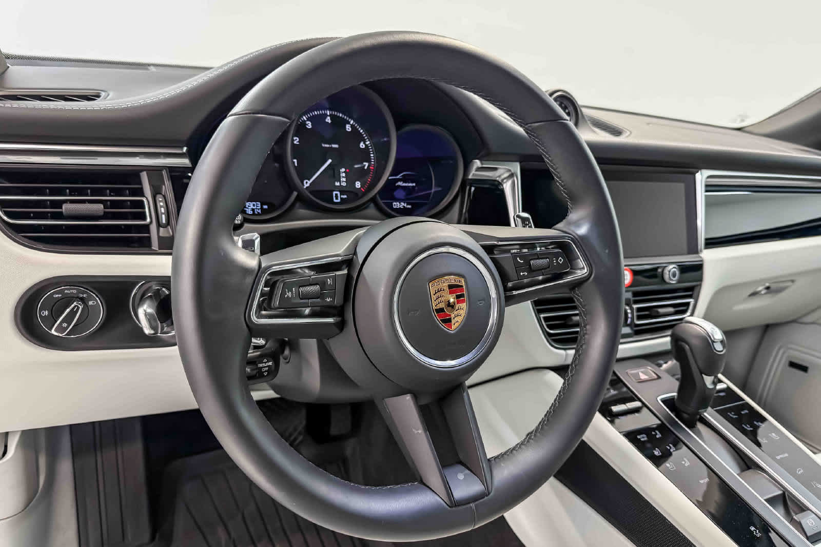 Certified 2026 Porsche Macan AWD/4WD image 4