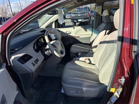 Used 2012 Toyota Sienna image 14