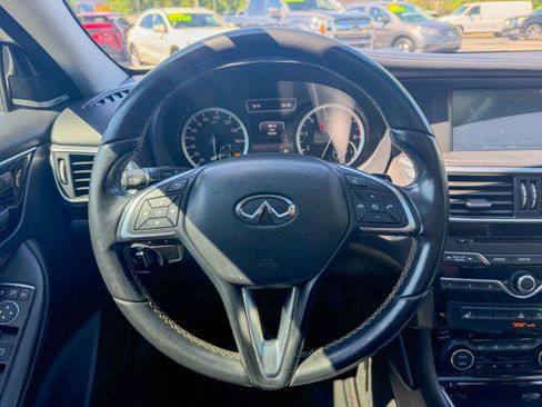Used 2018 INFINITI QX30 Premium w/ Navigation Package AWD/4WD image 8