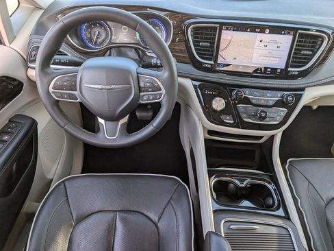 Used 2023 Chrysler Pacifica Limited FWD image 10