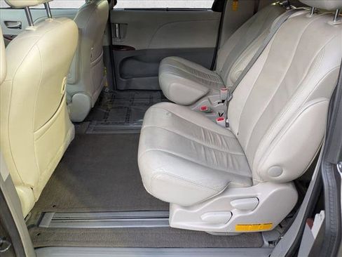 Used 2014 Toyota Sienna XLE image 18