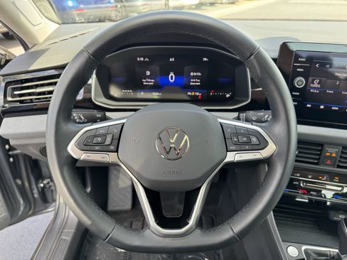 Used 2025 Volkswagen Jetta SE w/ Sunroof Package FWD image 19