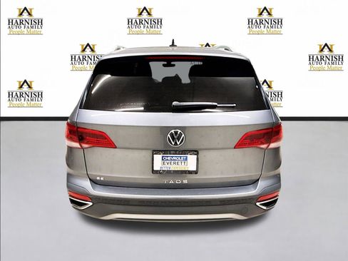 Used 2022 Volkswagen Taos SE w/ Panoramic Sunroof Package FWD image 7
