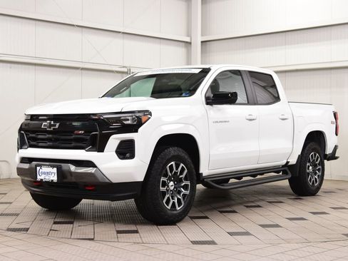 Used 2024 Chevrolet Colorado Z71 w/ Z71 Convenience Package 2 AWD/4WD image 3