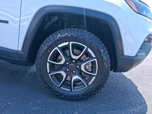 Used 2025 Jeep Compass Trailhawk AWD/4WD image 14