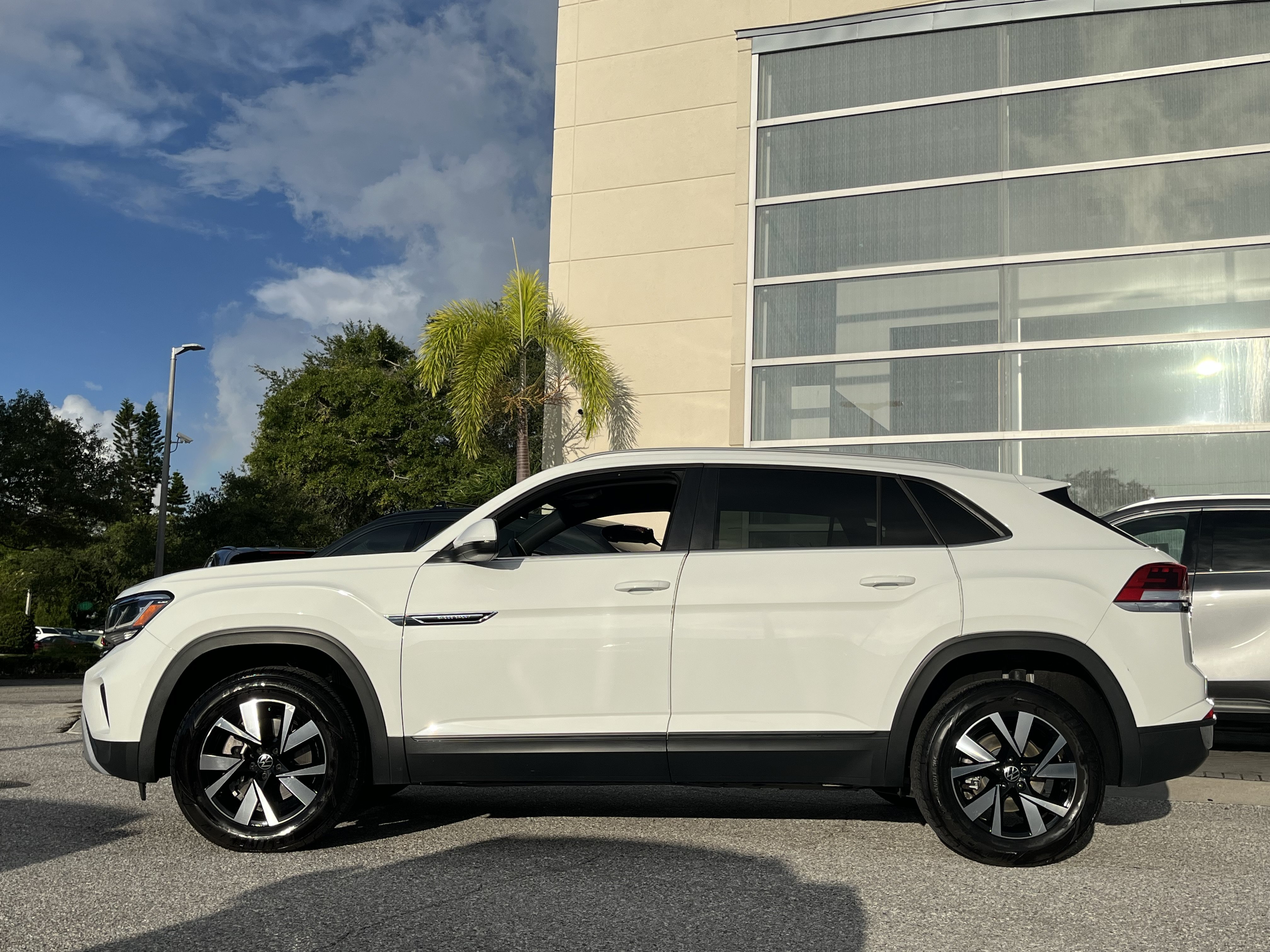Used 2022 Volkswagen Atlas Cross Sport SE FWD image 4