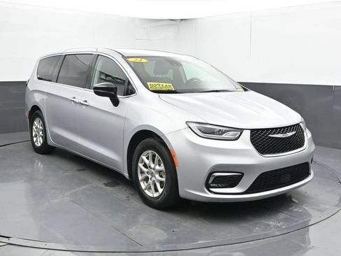 Used 2024 Chrysler Pacifica Touring-L FWD image 6